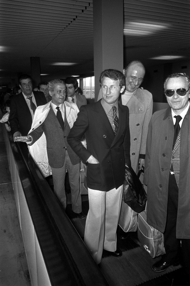 AC Milan op Schiphol aangekomen trainer en oudspeler van AC Milan Trappatoni bi, Bestanddeelnr 927-1725