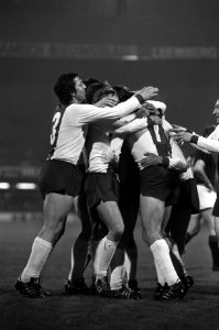 AC Milan tegen FC Magdeburg 0-2, finale Europacup II spelers omhelzen elkaar na , Bestanddeelnr 927-1802