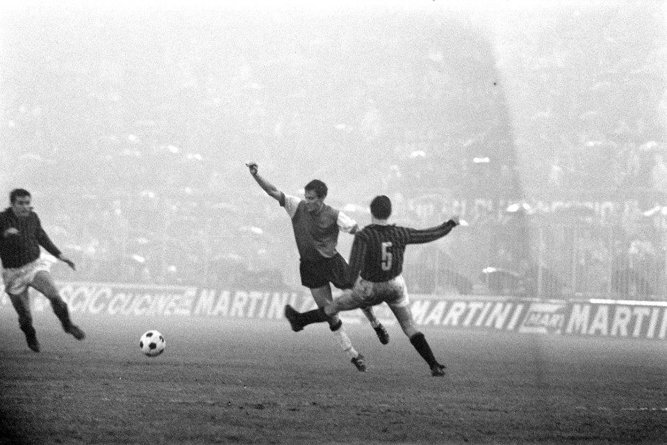 AC Milan tegen Feyenoord 1-0 Europa Cup I. Kindvall (tweede van rechts) wordt ge, Bestanddeelnr 922-9630