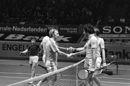 ABN Wereldtennis in Ahoy Rotterdam vlnr MacMillan, Laver, Thung, Sanders, Bestanddeelnr 928-4301