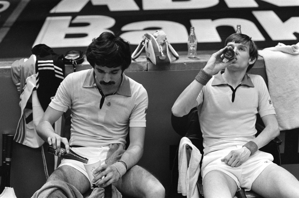 ABN Wereldtennis in Ahoy Rotterdam Thung (links) en Sanders op bank, Bestanddeelnr 928-4304