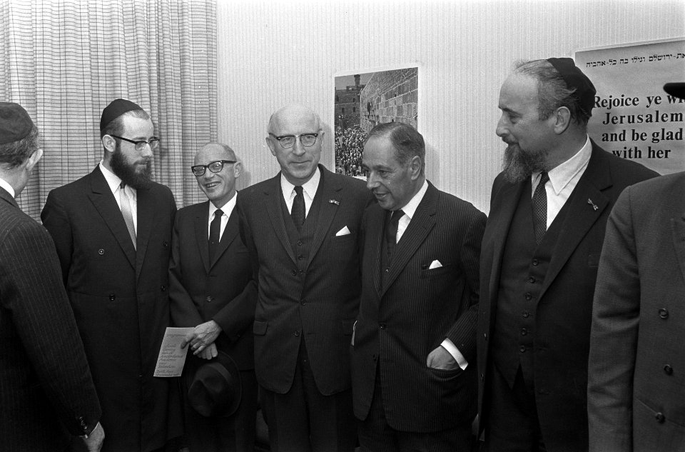 Academie voor Jodendom in Amsterdam, vele hoge gasten bij opening v.l.n.r. Rabbi, Bestanddeelnr 921-8688