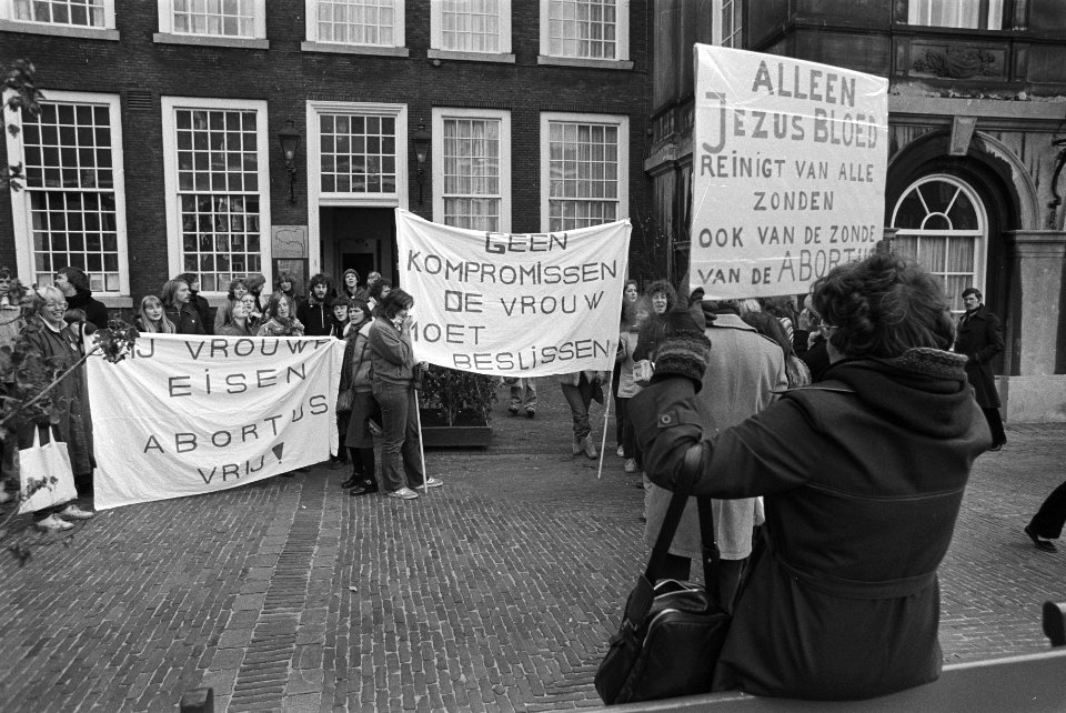 Abortuswetsontwerp Tweede Kamer , op Binnenhof ontmoeten voor en tegenstanders v, Bestanddeelnr 931-1287