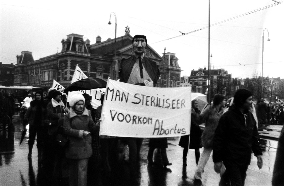 Abortusdemonstratie in Amsterdam pop, voorstellen minister Van Agt wordt in de , Bestanddeelnr 927-6425