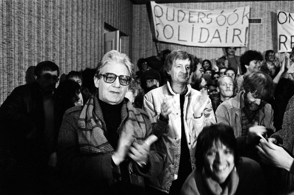 ABOP-voorzitter Jan van den Bosch (l) klapt in zijn handen na de uitspraak van d, Bestanddeelnr 932-4012
