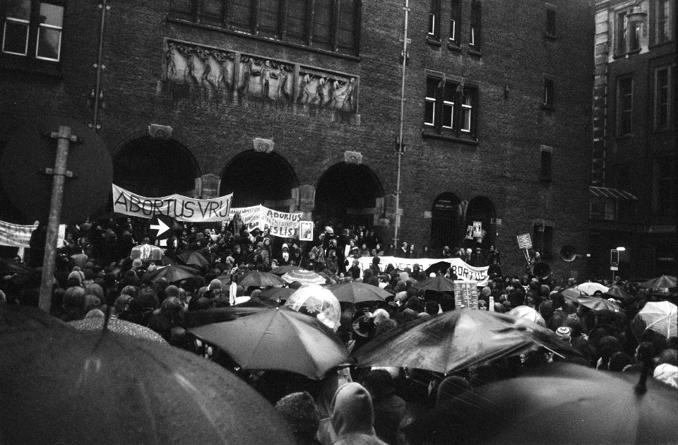 Abortusdemonstratie in Amsterdam slotmeeting op Beursplein, Bestanddeelnr 927-6427