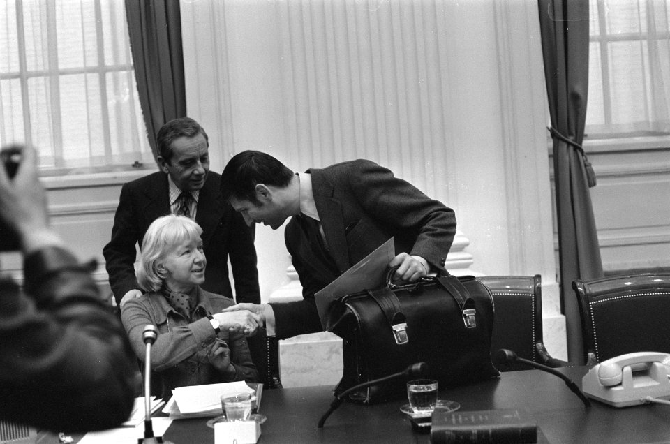 Abortusdebat in Tweede Kamer minister Van Agt begroet minister Vorrink (l), li, Bestanddeelnr 927-5649