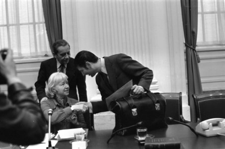 Abortusdebat in Tweede Kamer minister Van Agt begroet minister Vorrink (l), li, Bestanddeelnr 927-5649