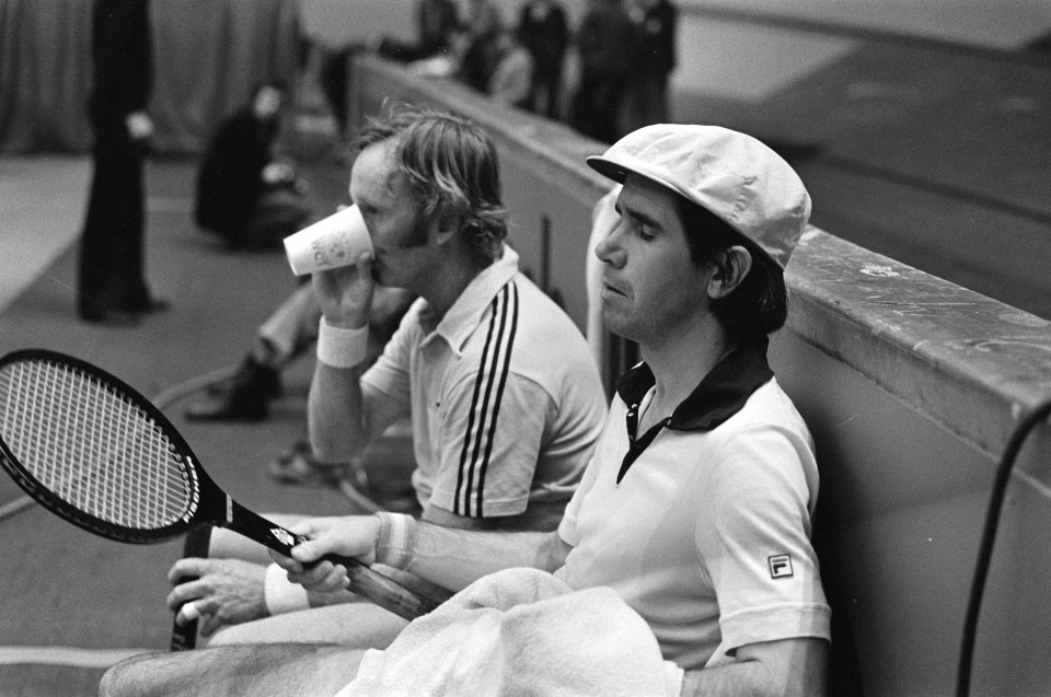 ABN Wereldtennis in Ahoy Rotterdam Laver (links) en MacMillan op de bank, Bestanddeelnr 928-4299