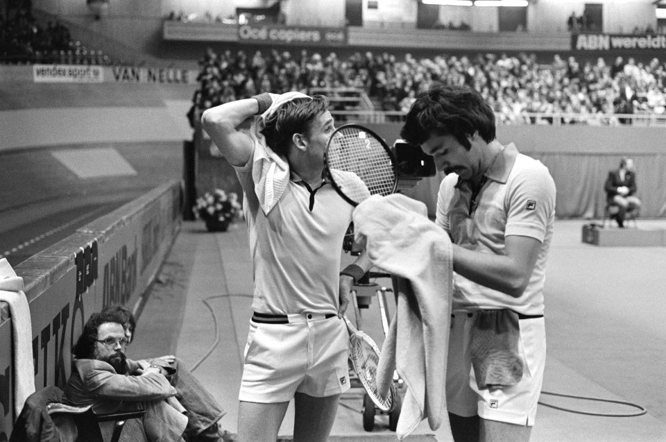 ABN Wereldtennis in Ahoy Rotterdam Sanders (links) en Thung rusten uit, Bestanddeelnr 928-4298