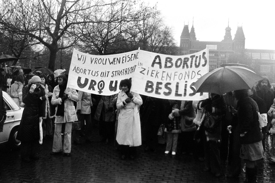 Abortusdemonstratie in Amsterdam vrouwen met spandoeken op Museumplein, Bestanddeelnr 927-6424