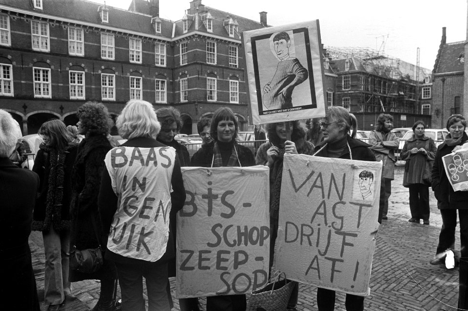Abortus-demonstratie op Binnenhof, voorstanders van abort (oa met bord van zw, Bestanddeelnr 927-5497