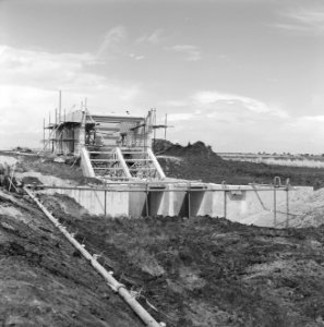 Aanleggen, verbeteren, wegen, dijken, spaarbekkens, gemalen, waterschappen, rode, Bestanddeelnr 168-0312
