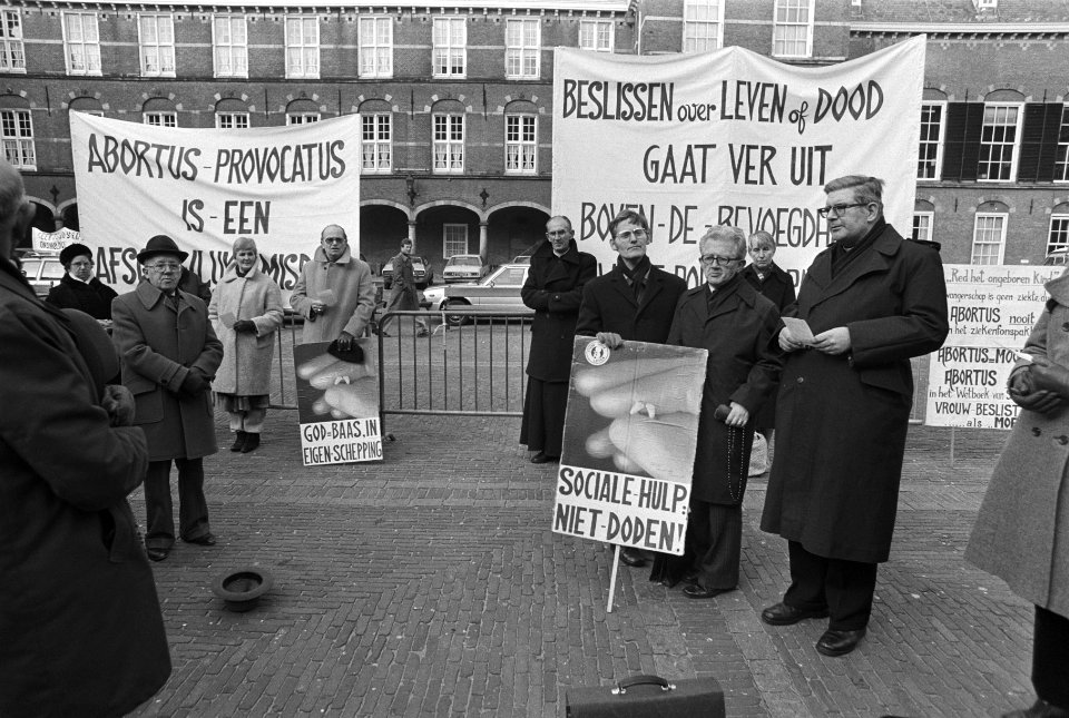 Abortuswetsontwerp Tweede Kamer , demonstranten op het Binnenhof, Bestanddeelnr 931-1293