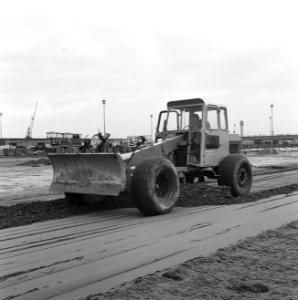 Aanleggen, verbeteren, wegen, dijken, spaarbekkens, stabilisaties, cement, conta, Bestanddeelnr 168-0276