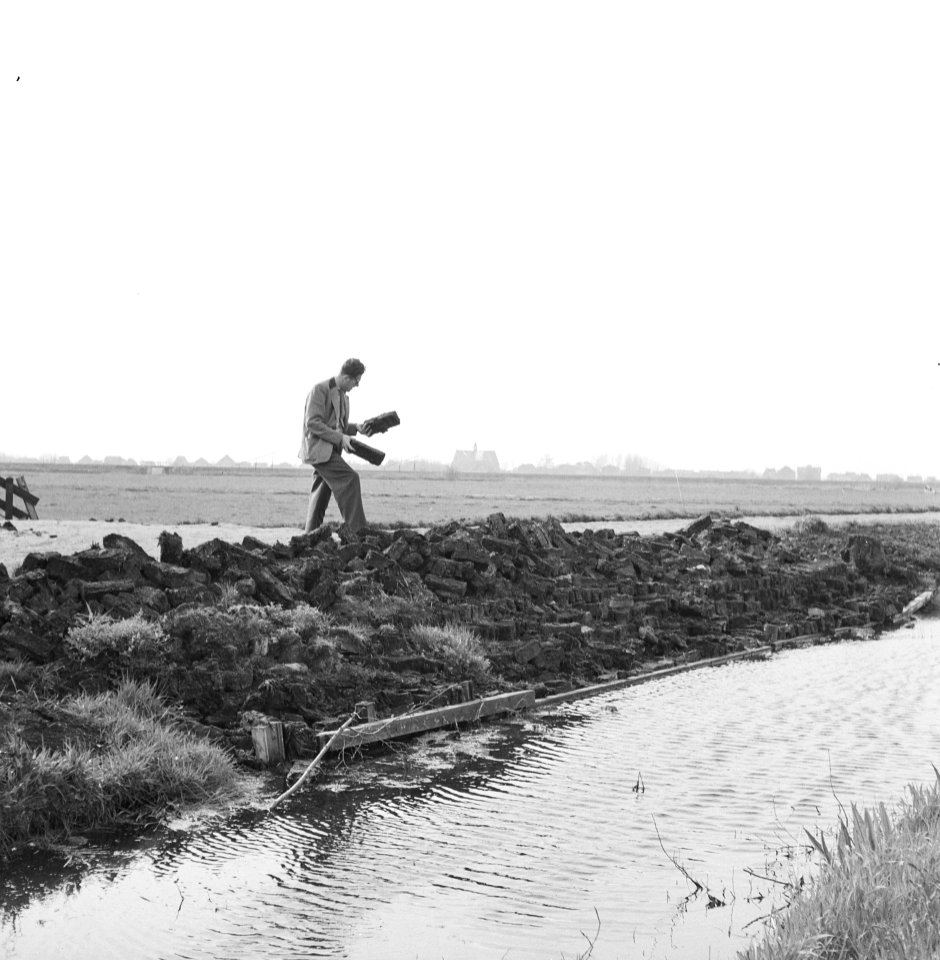 Aanleg en verbeteren van wegen, dijken en spaarbekken, slootkruisingen, TURF, ma, Bestanddeelnr 161-1175