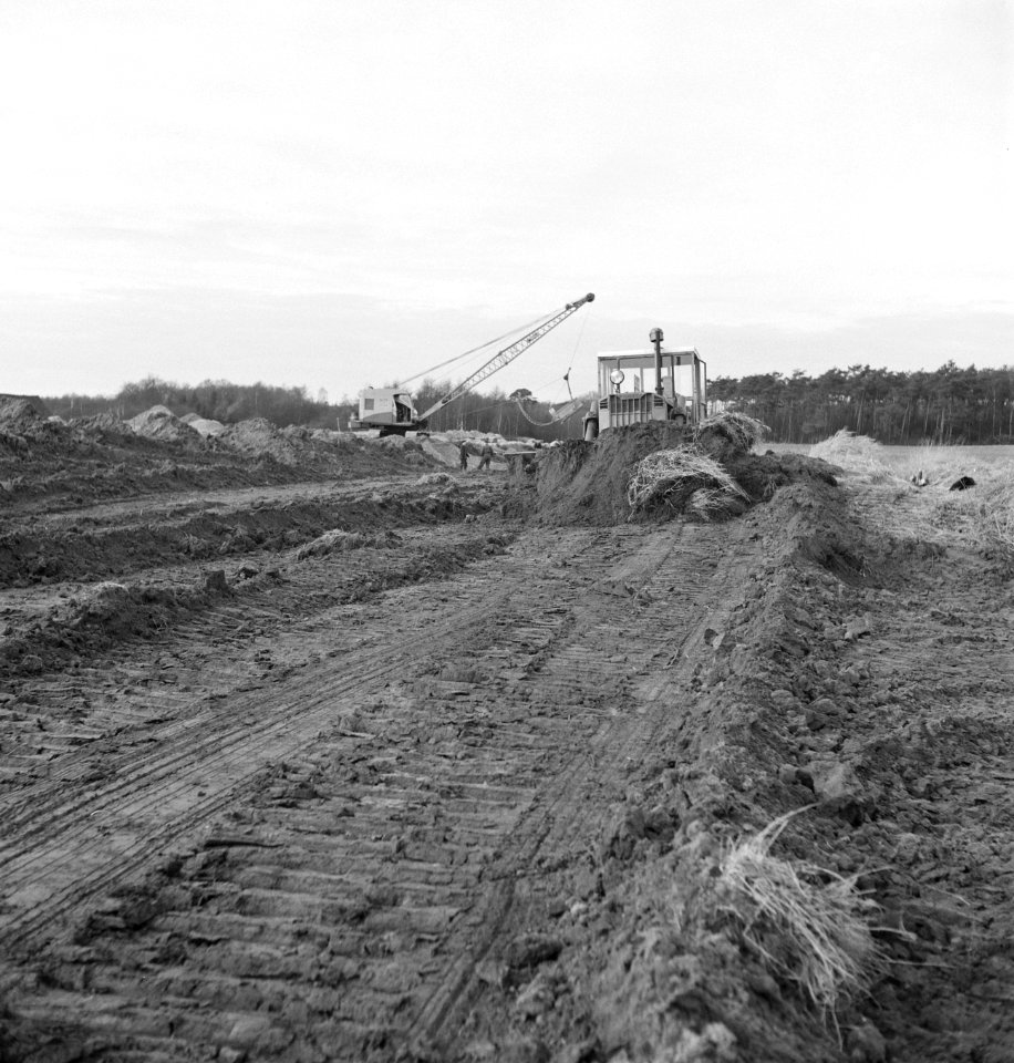 Aanleg autosnelweg E35 A12 voorbij Arnhem, bulldozers bezig, Bestanddeelnr 912-0745