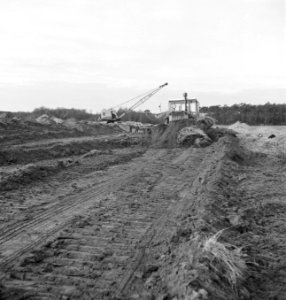 Aanleg autosnelweg E35 A12 voorbij Arnhem, bulldozers bezig, Bestanddeelnr 912-0745