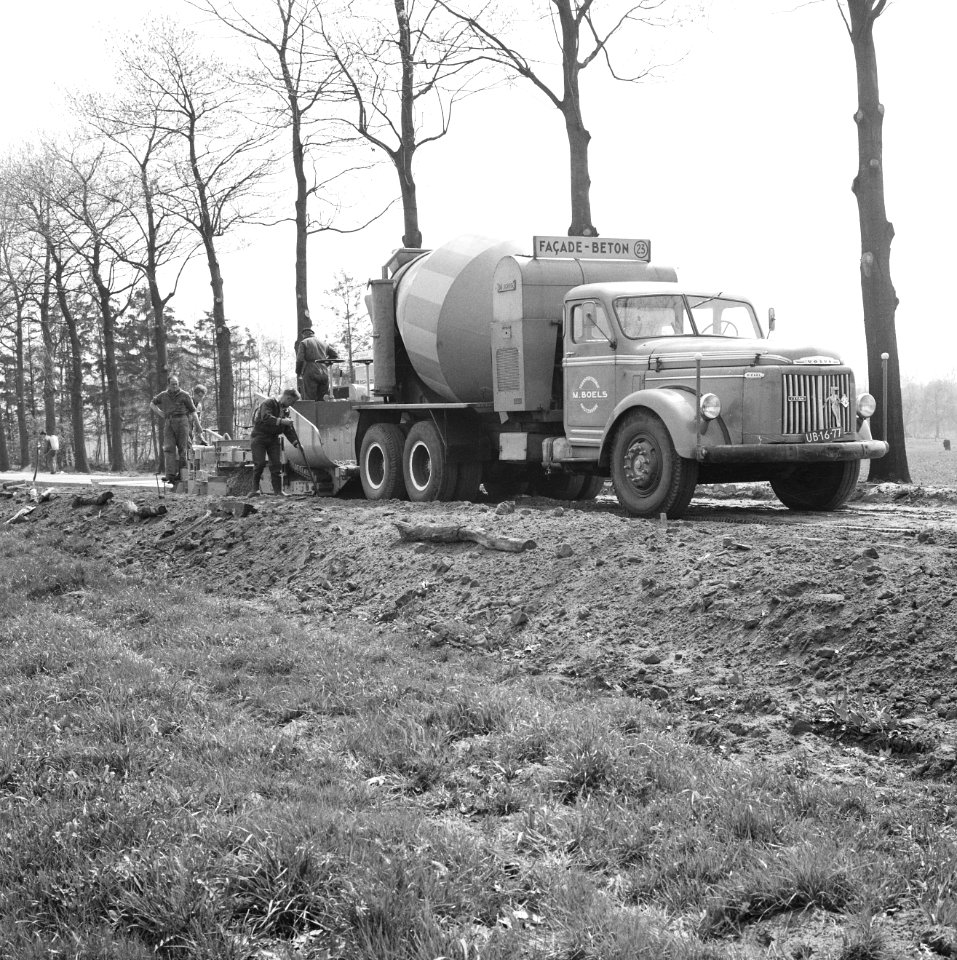 Aanleg en verbeteren van wegen, dijken en spaarbekken, aanleg betonwegen, arbeid, Bestanddeelnr 161-1242