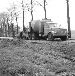 Aanleg en verbeteren van wegen, dijken en spaarbekken, aanleg betonwegen, arbeid, Bestanddeelnr 161-1242