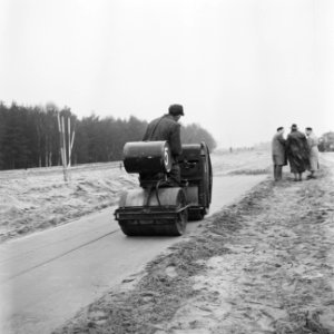 Aanleg en verbeteren van wegen, dijken en spaarbekken, afwalsen, Bestanddeelnr 161-0282