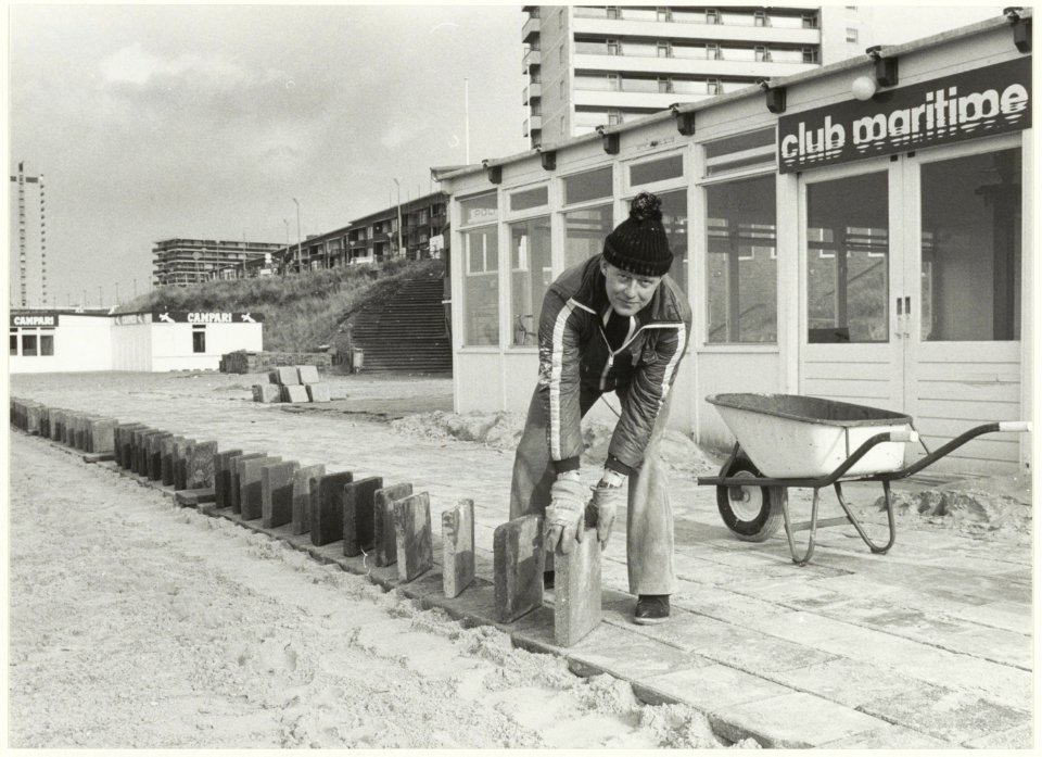 Aanleg van een terras bij strandpaviljoen Club Maritime. NL-HlmNHA 54005270