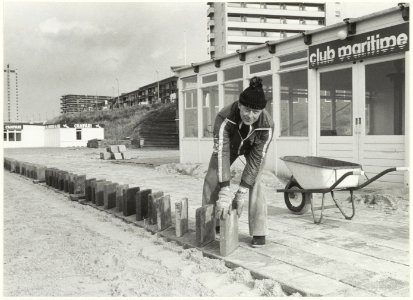 Aanleg van een terras bij strandpaviljoen Club Maritime. NL-HlmNHA 54005270