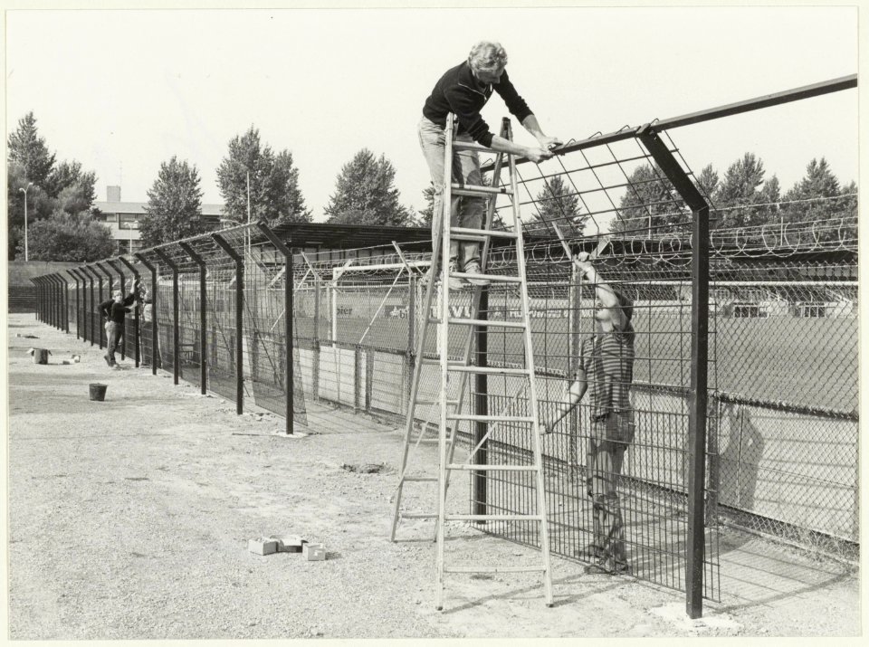 Aanleg van extra hekken op het terrein van de H.F.C. Haarlem aan de Sportweg. Extra hekken zijn nodig in verband met de Europacup-wedstrijden. NL-HlmNHA 54022994