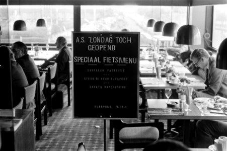 Aankondigingsbord van het menu op het terras, Bestanddeelnr 926-7965