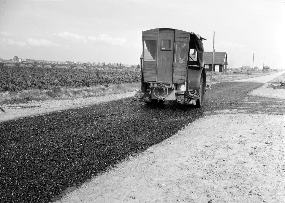 Aanleg en verbeteren van wegen, dijken en spaarbekken, afwalsen, Bestanddeelnr 161-0256