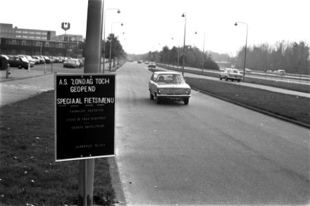 Aankondigingsbord van het menu langs de weg, Bestanddeelnr 926-7967