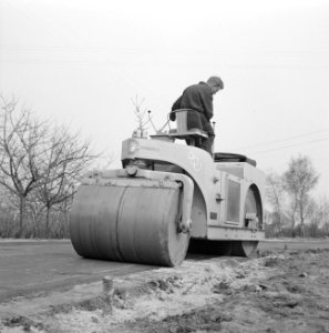 Aanleg en verbeteren van wegen, dijken en spaarbekken, afwalsen, tandemwalsen, a, Bestanddeelnr 161-1000