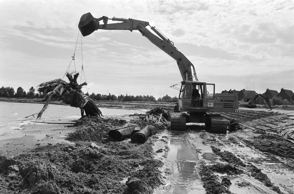 Aanleg nieuwe dijk bij voormalig eiland Marken werkzaamheden aan dijk met onder, Bestanddeelnr 933-7314