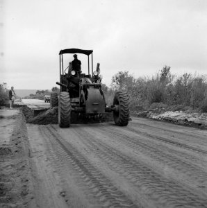 Aanleg wegen, arbeiders, machines, werktuigen, Bestanddeelnr 250-8564