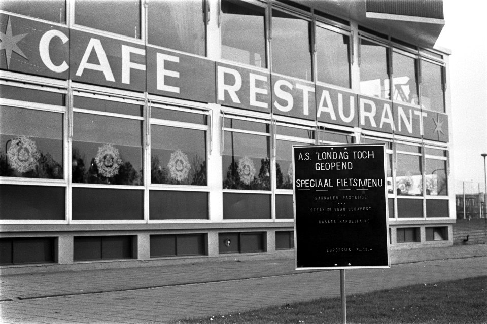 Aankondigingsbord van het menu op het terras, Bestanddeelnr 926-7966