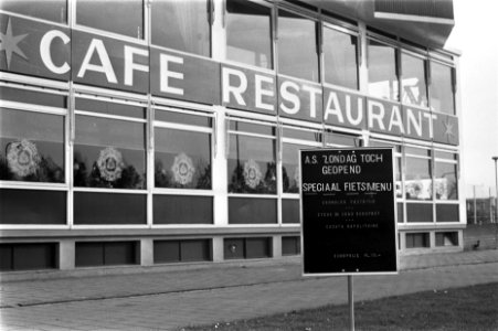 Aankondigingsbord van het menu op het terras, Bestanddeelnr 926-7966
