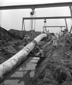Aanleg Rotterdam Rijn oliepijpleiding ten zuiden van Rhoon, nog in de takels han, Bestanddeelnr 909-9635