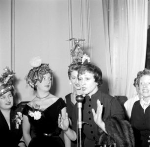 Aankondiging van de bekendmaking van de Koningin van het Huis door de actrice, Bestanddeelnr 254-0163