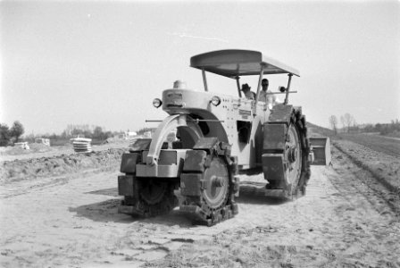 Aanleg en verbeteren van wegen, dijken en spaarbekken, arbeiders, klompenwalsen,, Bestanddeelnr 161-1115