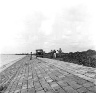 Aanleg van de zeedijk bij de polder van Nickerie, Bestanddeelnr 252-5573