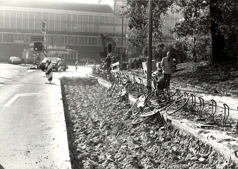 Aanleg van het fietspad. Aangekocht in 1987 van United Photos de Boer bv. - Negatiefnummer 25633 K 35. - Gepubliceerd in het Haarlems Dagblad van 23.10.1985, NL-HlmNHA 54010752
