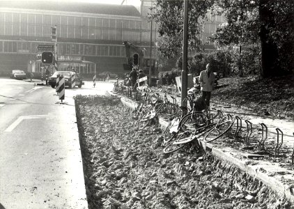 Aanleg van het fietspad. Aangekocht in 1987 van United Photos de Boer bv. - Negatiefnummer 25633 K 35. - Gepubliceerd in het Haarlems Dagblad van 23.10.1985, NL-HlmNHA 54010752