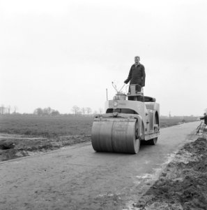 Aanleg en verbeteren van wegen, dijken en spaarbekken, arbeiders, tandemwalsen, Bestanddeelnr 161-1010