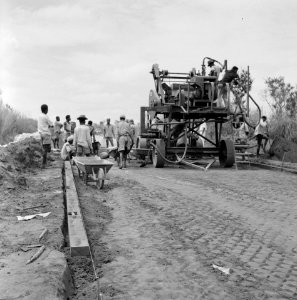 Aanleg wegen, arbeiders, machines werktuigen, Bestanddeelnr 250-8557