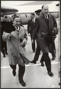 Aankomsten, vliegvelden, minister-presidenten, ministers, Luns, JAMH, Ypenbu, Bestanddeelnr 083-0725