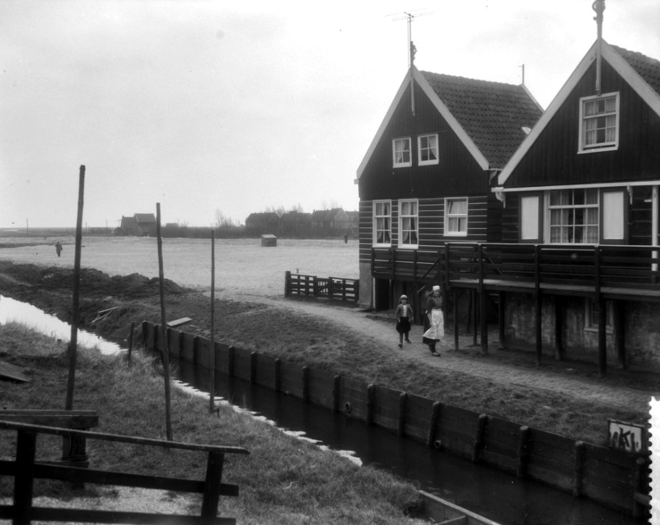 Aanleg parkeerplein voor autos op Marken, Bestanddeelnr 910-1912