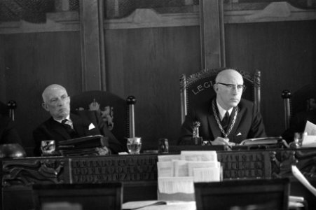 Aanleg stadsspoor Amsterdam in gemeenteraad. Burgemeester Samkalden en wethouder, Bestanddeelnr 921-3537