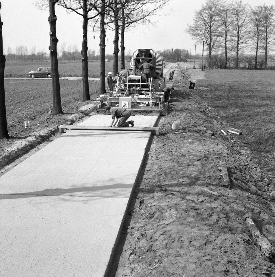 Aanleg en verbeteren van wegen, dijken en spaarbekken, aanleg betonweg, betonweg, Bestanddeelnr 161-1260