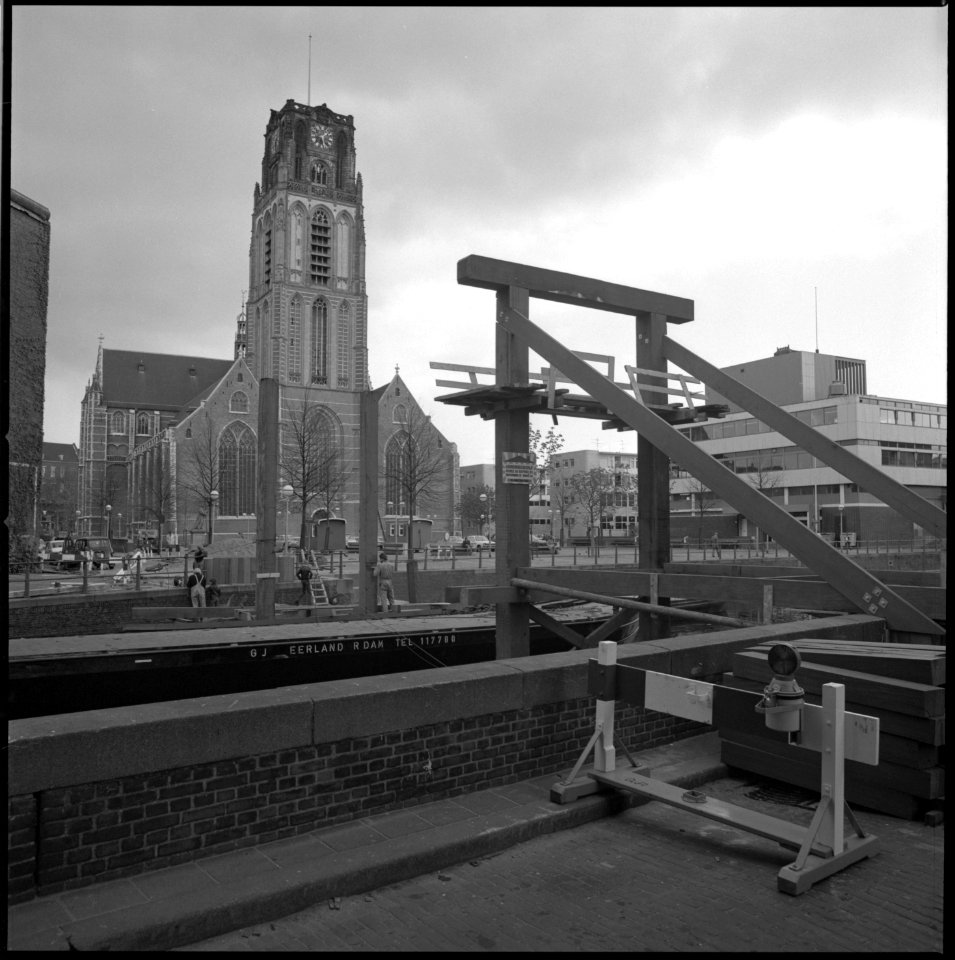 Aanleg van de nieuwe Krattenbrug over de Delftsevaart naar de Sint-Laurenskerk 1976