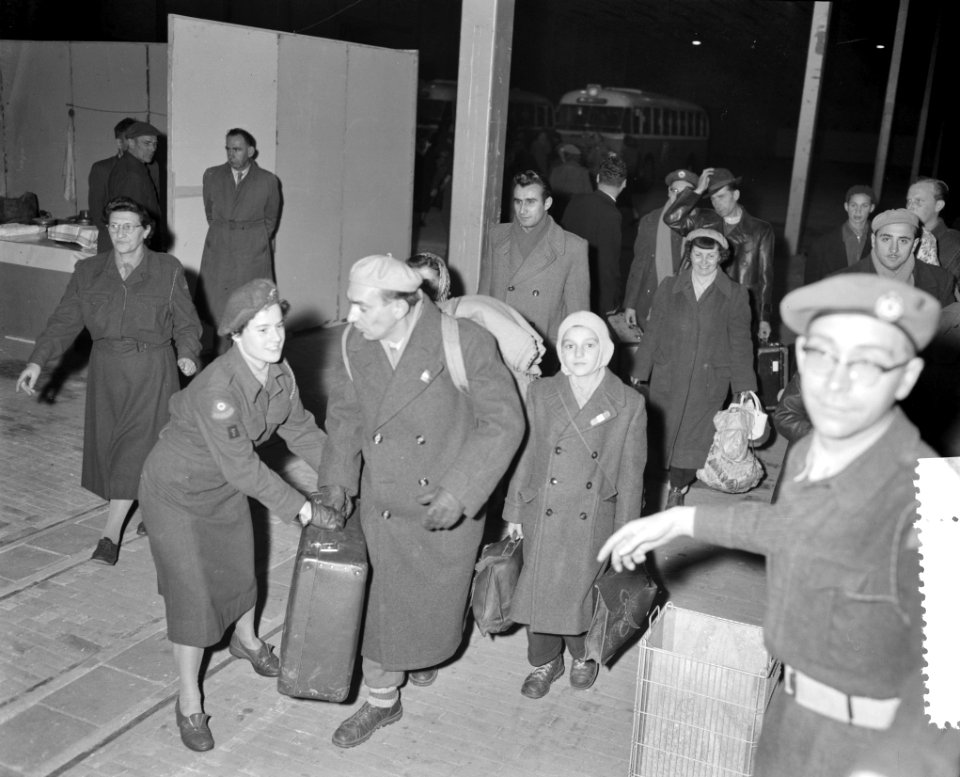 Aankomst Rode Kruistrein met Hongaren te Utrecht Opvang in de Jaarbeurs, Bestanddeelnr 908-1417